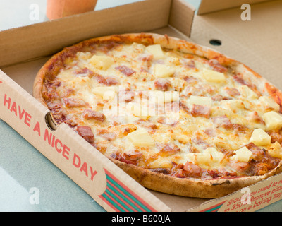 Schinken und Ananas Pizza in einer Take Away Box Stockfoto