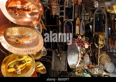 Kupfer und Messinggeschirr verkaufe im Souk in Marrakesch Marokko Stockfoto