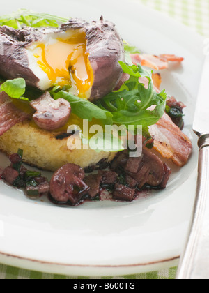 Rot Wein Spiegelei mit Speck und geröstetem Brioche Stockfoto