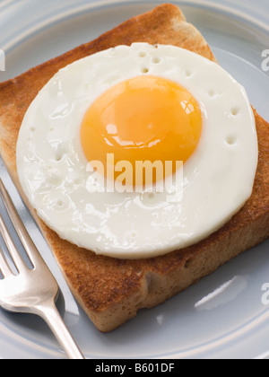 Spiegelei auf weißen Toast Stockfoto