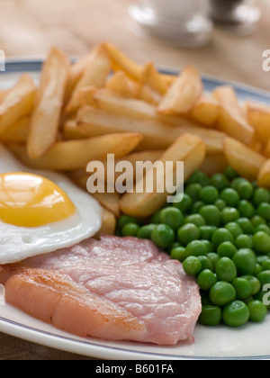 Gammon Steak Fried Egg Erbsen und Pommes frites Stockfoto