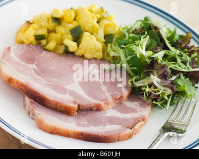 Gekochte Kragen Speck mit Piccalilli und Salat Stockfoto