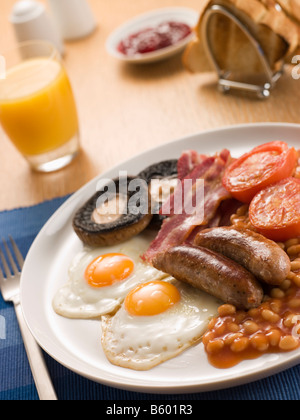 Englisches Frühstück mit Orangensaft Toast und Marmelade Stockfoto