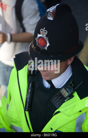 Britischer Polizist in herkömmlichen Helm und Warnschutz Jacke. Stockfoto