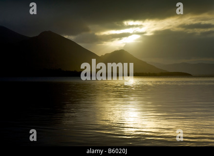 Bassenthwaite Lake im dramatischen Morgenlicht, überragt von Dodd und Skiddaw, Nationalpark Lake District, Cumbria, England UK Stockfoto