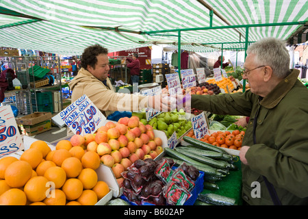 Ein Obst- und Gemüsestandplatz auf dem regulären Dienstagsmarkt in der Cotswold-Stadt Moreton in Marsh, Gloucestershire, Großbritannien Stockfoto