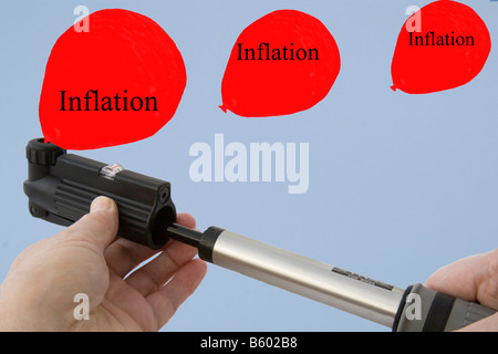 Cut Out Studio Hand hält Fahrrad Pumpe-Konzept Aufpumpen und wachsender inflation Stockfoto