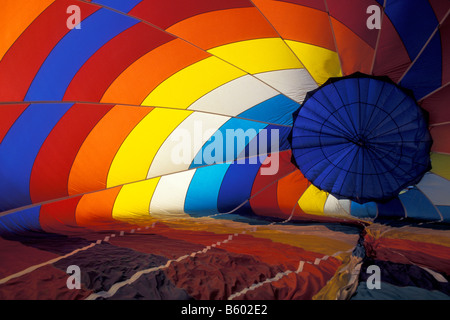 Innere des Hot Air Balloon mit bunten Muster Stockfoto
