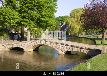 Am frühen Morgen neben dem River Windrush fließt durch die Cotswold Dorf Bourton auf dem Wasser, Gloucestershire Stockfoto