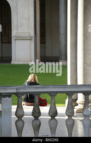 Innenhof im etruskischen Museum der Villa Giulia in Rom Stockfoto