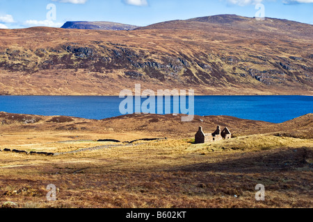 Sandwood Loch und Hütte, Sandwood Bay Schottland, die nur zu Fuß von Sheigra erreicht werden können. An einem hellen, klaren Tag aufgenommen. Stockfoto