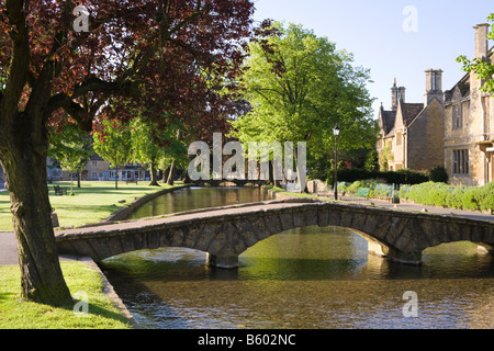 Am frühen Morgen neben dem River Windrush fließt durch die Cotswold Dorf Bourton auf dem Wasser, Gloucestershire Stockfoto