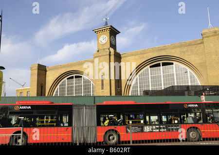Kurvenreich Bus vor Kings Cross Station Euston Road Camden London England UK Stockfoto