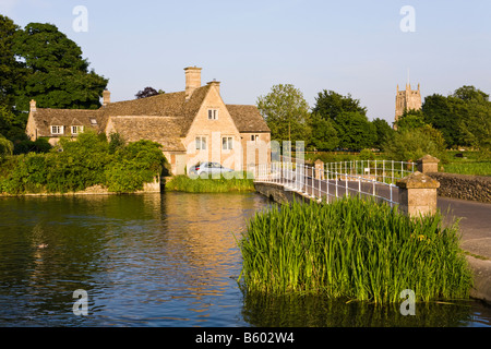 Am Abend Sonnenlicht auf den Fluss Coln an der Cotswold Stadt Fairford, Gloucestershire Stockfoto