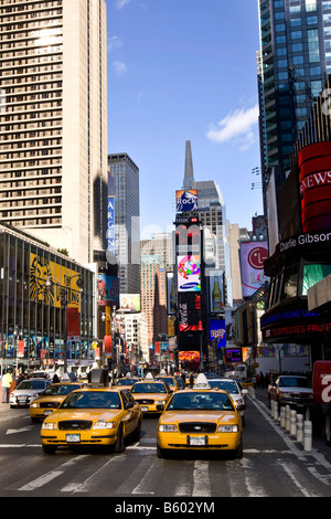 Gelben Taxis fahren über den Times Square in New York USA November 2008 Stockfoto