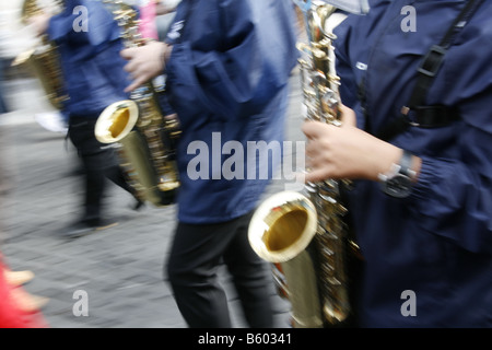 Menschen und Blaskapelle Spieler in Aktion auf einer politischen Kundgebung in Rom Italien Stockfoto