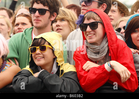 Glastonbury Festival-Juni 2008-Pop-Musik-Fans erleben Sie eine live-Band-Aufführung im Sommer Regen Nieselregen Stockfoto