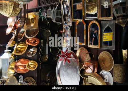 Kupfer und Messinggeschirr verkaufe im Souk in Marrakesch Marokko Stockfoto