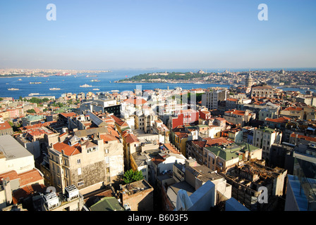 ISTANBUL. Auf der Dachterrasse Blick auf der Pera Bezirk Beyoglu in Richtung Sultanahmet, das Goldene Horn und das Marmarameer. 2008. Stockfoto