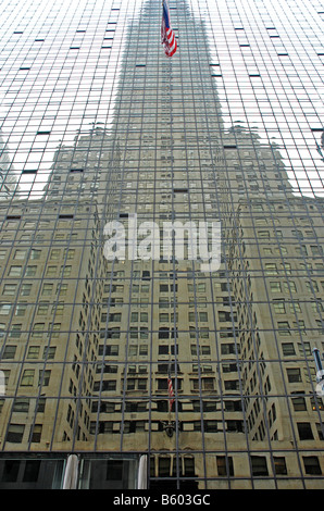 Chrysler Gebäude spiegelt sich in Glasgebäude gegenüber Stockfoto