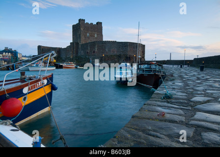 Landschaftsbild von Hafen und Carrickfergus Castle bei Sonnenaufgang in der Nähe von Belfast County Antrim-Nordirland-UK Stockfoto