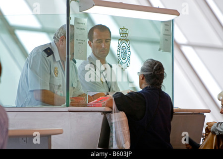 Kontrolle der Einwanderung am Flughafen Bilbao im Norden Spaniens Stockfoto