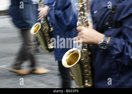 Menschen und Blaskapelle Spieler in Aktion auf einer politischen Kundgebung in Rom Italien Stockfoto