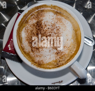 Cappuccino Tasse mit einem Keks auf eine Untertasse von oben Stockfoto