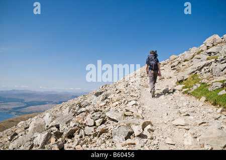 Einzigen weiblichen Wanderer Wanderungen rocky Pony Weg Weg in Richtung Gipfel des Ben Nevis, der höchste Berg Britains, Lochaber, Schottland Stockfoto