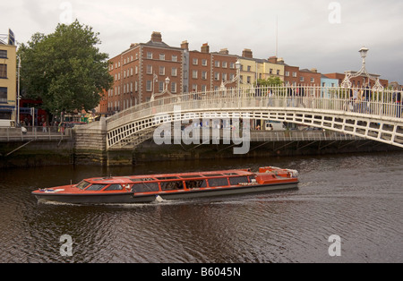 Blick auf den Liffey Bridge auch bekannt als Ha'penny Brücke über den Fluss Liffey in Dublin Irland Stockfoto