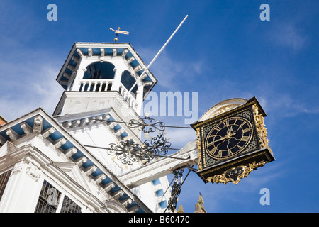 Guildford Surrey England UK Guildhall Gebäude Detail mit Spaniern und reich verzierten alten 17. Jahrhundert öffentliche Uhr 1683 Stockfoto