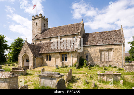 St Marys Kirche in der Cotswold-Dorf Swinbrook, Oxfordshire. Die Mitford Schwestern sind auf dem Friedhof begraben. Stockfoto
