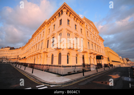 Regency-Stil Gehäuse am Brighton Meer in der Abenddämmerung, Brighton, East Sussex, England Stockfoto