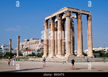Tempel des Olympischen Zeus im Hintergrund Akropolis Parthenon Athen Griechenland Griechisch Stockfoto