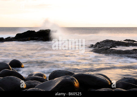 Wellen auf den Felsen auf Embleton spritzt Strand Northumberland UK Stockfoto