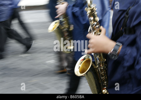 Menschen und Blaskapelle Spieler in Aktion auf einer politischen Kundgebung in Rom Italien Stockfoto