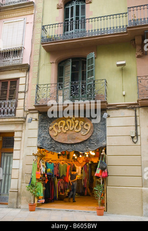 Boutique mit modischer Kleidung im Barri Gotic Bezirk von Barcelona Spanien Europa Stockfoto