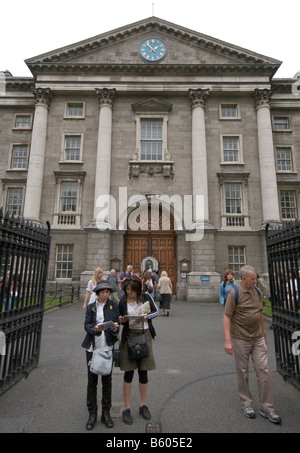 Der vordere Bogen und der Haupteingang zum Trinity College in Dublin Irland Stockfoto