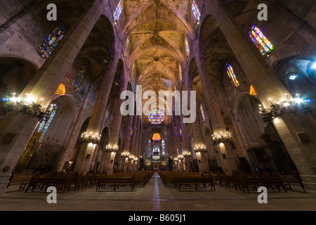 Palma De Mallorca-Kathedrale La Seu Blick vom östlichen Ende in Richtung der Hochaltar Stockfoto