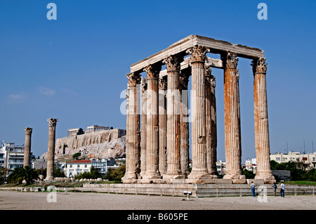Tempel des Olympischen Zeus im Hintergrund Akropolis Parthenon Athen Griechenland Griechisch Stockfoto