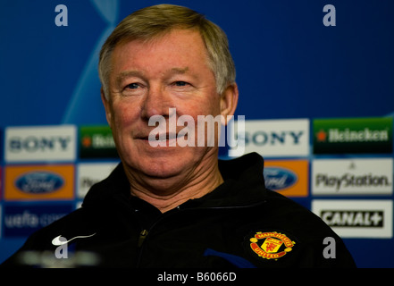 Trainer Sir Alex Ferguson von Manchester United im Gespräch mit den Medien im Rahmen einer Pressekonferenz. Stockfoto