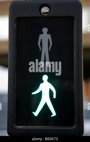 Ein Fußgängerüberweg zeigt die grüne "go" Schilder, Guildofrd, Surrey, England. Stockfoto