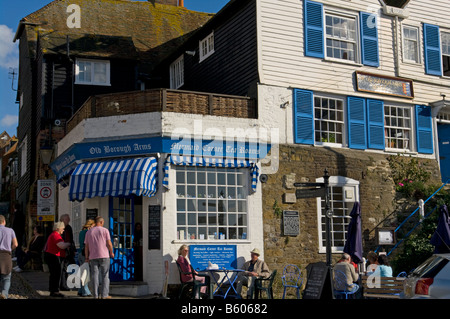 Meerjungfrau Ecke Tee Zimmer Cafe und Kunden in der historischen Cinque Ports Rye in East Sussex Stockfoto