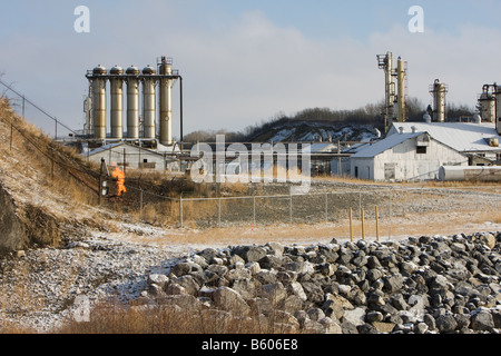 Ein Schuss von historischen Turner Valley Gasanlage in Turner Valley Alberta mit einem Gas verbrennen Fackel im Vordergrund. Stockfoto