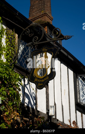 Die Mermaid Inn Pub Schild Mermaid Street im historischen Cinque Ports Stadt Rye in East Sussex UK Pub Zeichen Stockfoto