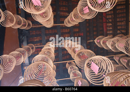 Weihrauch-Spulen an Decke von buddhistischen Tempel Singapur April 2008 Stockfoto