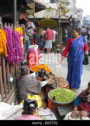 Nuss und Frucht Verkäufer am frühen Morgenmarkt außerhalb der Kasthamandap im Maru Tol, Durbar Square, Kathmandu, Nepal. Stockfoto