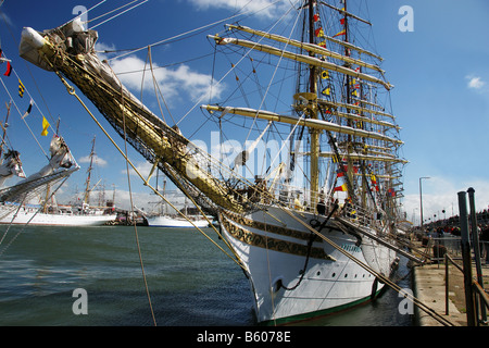 Segelschiffe vor Anker in Liverpool vor den Tall Ships Race Stockfoto