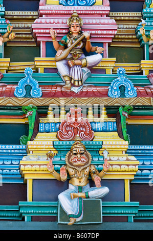 Hindu-Gottheiten, bemalte Statue auf dem Herrn Lakshmi Narasimha Swamy Bügel in Kadiri, Indien Stockfoto