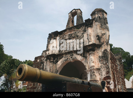 Kanone und Porta de Santiago a ' Famosa eine zerstörte portugiesisches Fort in Melaka Malaysia April 2008 Stockfoto